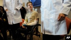 Anh Brendan Marrocco, 26 tuổi, nói với các phóng viên báo chí rằng thật là một “điều kỳ diệu” khi có lại được hai cánh tay.