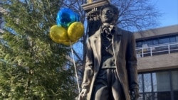 为了表达对乌克兰人的支持,俄裔艺术家凯尔纳(Mark Kelner)在乔治华盛顿大学的普希金雕像上挂上黄蓝相间的气球。(照片来源:凯尔纳提供)