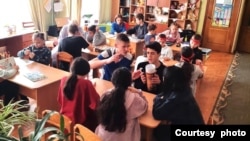 在乌克兰一所孤儿院中的孩子 (照片来源:慈善机构143项目Project 143)