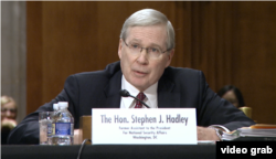 前国家安全顾问哈德利2017年12月13日在国会作证 (美国国会视频截图)