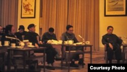 梅兆赞(左一)与周恩来(梅兆赞提供)