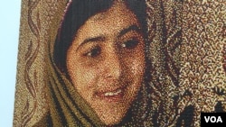 争取受教育权利的巴基斯坦女孩马拉拉的滴腊画像(美国之音记者国符拍摄)