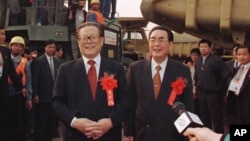 1997年11月8日三峡工程大江截流成功,江泽民和李鹏(右)在三峡工程工地祝贺职工们。