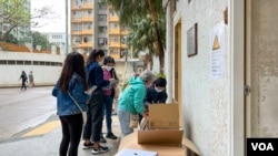 清洁工人职工会向屋村清洁工及保安派发防疫物资 (美国之音/邓凯欣)