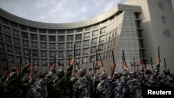 资料照:上海大学的学生参加军训。(2012年8月28日)