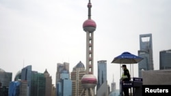 上海因新冠疫情封城。一名保安在陆家嘴金融区的建筑前执勤。(2022年3月28日)