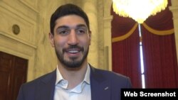 美国NBA球员埃内斯·坎特·自由(Enes Kanter Freedom)2022年3月29日在国会山接受美国之音采访。(采访视频截图)