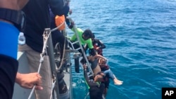 2018年7月6日,在泰国普吉岛的搜索行动中 ,橡皮筏上的潜水员捞出一个人。
