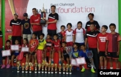 Coach Yang Yang (tengah atas) bersama para murid PB Champion yang memenangkan pertandingan. (Courtesy: pribadi)