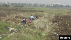 Người dân bỏ nhà chạy trốn sau những vụ ná pháo từ lực lượng trung thành với Tổng thống Bashar al-Assad ở Houla, gần Homs, 3/12/2012.