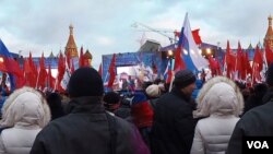 俄罗斯共产党支持吞并克里米亚。2014年3月莫斯科红场庆祝吞并克里米亚集会。(美国之音白桦拍摄)