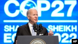美国总统拜登在埃及举行的《联合国气候变化框架公约》缔约方会议第二十七届会议(COP27)上发表讲话。(2022年11月11日)