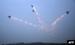 资料照:俄罗斯空军SU-27战机在中国珠海航空展进行试验飞行。(2014年11月10日)