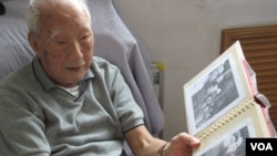 李普向记者介绍老照片(2009年9月2日,美国之音张楠拍摄)