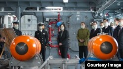 2020年12月15日,台湾总统蔡英文登上布雷艇视察。(照片来源:台湾总统府网站)