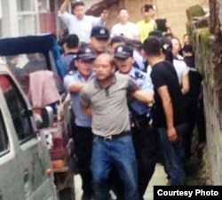 当局抓走信徒(傅希秋牧师推特图片)