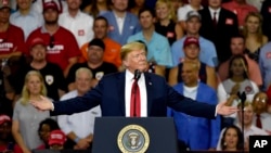 川普2018年6月25日晚在南卡州出席一场集会谈美中贸易不平衡(美联社)