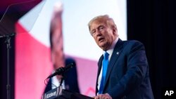 资料照片：2023年9月15日星期五，前总统唐纳德·特朗普在华盛顿举行的一次活动中发表讲话。（美联社照片)