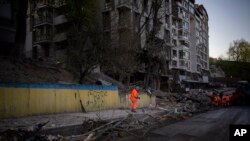 基辅志愿者在情理被俄军炮火摧毁的街道。