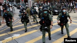 香港防暴警察在中环驱散抗议示威的民众。(2020年9月6日)