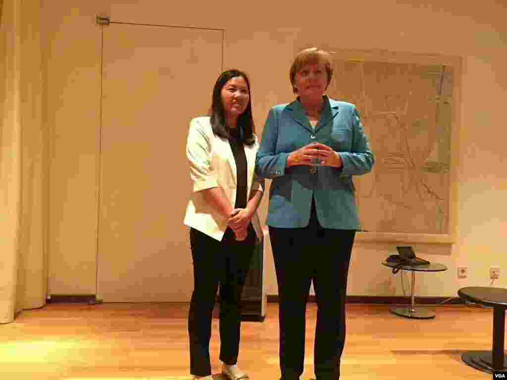 2018年5月下旬,德国总理默克尔在北京会见人权律师余文生的妻子许燕等多名维权人士。余文生因公开要求罢免习近平结束极权专制而被捕(推特图片)。据美国之音得到的可靠消息,默克尔在德国驻华大使馆会见了王全璋的妻子李文足、余文生的妻子许艳、李和平妻子王峭岭、包龙军、王宇夫妇等中国维权人士。这是六四事件以来西方国家领导人首次在访华期间会见突破当局封锁的中国人权活动人士。