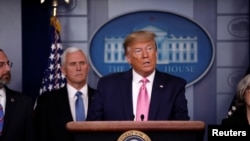美国总统特朗普和他的新型冠状病毒工作组成员在白宫举行新闻发布会。(2020年2月26日)
