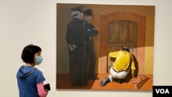 六四事件33周年纪念日前一个多月,香港M+博物馆将隐谕六四事件的画作《新北京》换成图中的另一作品《多疑的人》,引起政治审查的疑虑 (美国之音/汤惠芸)