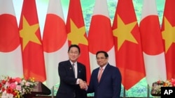 越南总理范明正(右)在河内会晤到访的日本首相岸田文雄。(2022年5月1日)