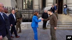 资料照片:乌克兰总统府新闻办公室公布的照片显示美国众议院议长佩洛西在基辅与乌克兰总统泽连斯基会面。(2022年5月1日)