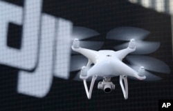 资料照:中国大疆无人机在东京表演飞行。(2016年3月3日)