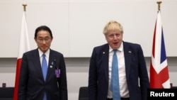 资料照:英国首相约翰逊与日本首相岸田文雄2022年3月24日在北约领导人峰会上会面(路透社)