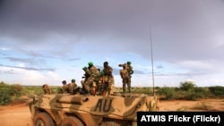 2月14日,在索马里盖多地区布鲁博郊区,非洲联盟驻索马里特派团部队站在一辆装甲运兵车顶上。 (非盟资料照)