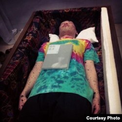 2012年7月21日,陈伟霖在30岁生日当天办生前葬礼,并出版“我的遗书”一书 。(照片提供:陈伟霖)