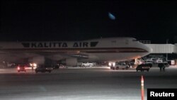 从中国武汉撤出的美国政府官员和其他美国人乘坐美国国务院撤侨包机抵达阿拉斯加州的泰德·史蒂文斯·安克雷奇国际机场。(2020年1月28日)