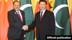 巴基斯坦总统侯赛因(左)在北京人民大会堂与中国国家主席习近平会晤 (2015年9月2日)