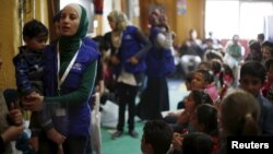 2016年4月6日,约旦首都安曼的美国接纳叙利亚难民中心。叙利亚难民在登记家庭信息。