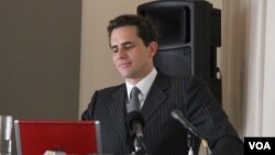 英国金融时报驻北京分社社长吉密欧在北京谈他刚刚出版的一本新书《 薄熙来丑闻:中国的权力,死亡和政治》。(美国之音东方拍摄)