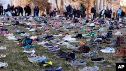 Tại Washington: Các đôi giày nằm la liệt trên thảm cỏ phía Đông Nam của trụ sở Quốc hội, tượng trưng cho trẻ em thiệt mạng vì súng ống tại Mỹ kể từ vụ xả súng Sandy Hook s năm 2012.