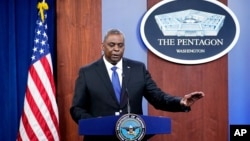 资料照片:美国国防部长奥斯汀在五角大楼的记者会上讲话。 (2021年5月6日)