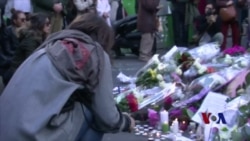 坚持下去!外国游客力挺巴黎 坚持下去!外国游客力挺巴黎