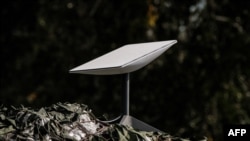 资料图片:这张照片拍摄于2022年9月25日,显示了美国科技亿万富翁埃隆·马斯克(Elon Musk)在哈尔科夫地区伊兹尤姆捐赠的Starlink卫星宽带系统的天线。(法新社)