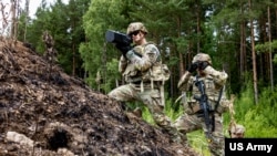 资料照片:2025年7月8日,美国陆军士兵在德国巴伐利亚的美国驻军基地训练时,模拟击落无人机行动。(图片来源:美国陆军)