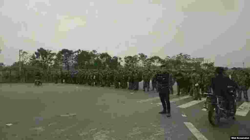 江西上饶鄱阳县饶埠镇数以千计村民抗议附近化工厂污染（博讯、微博等网络图片）