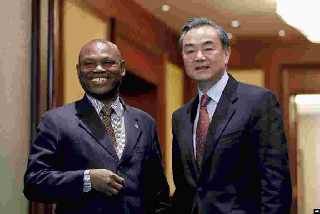 中国外长王毅在北京同圣多美和普林西比外长博特略签署恢复外交关系联合公报后的轻松时刻,(2016年12月26日)