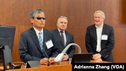 陈光诚在美国天主教大学纪念他来美国10年的活动上讲话。(美国之音魏之拍摄)