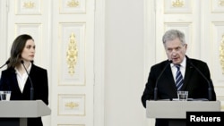 资料照片:芬兰总理马林(左)与总统尼尼斯托在赫尔辛基就俄乌危机举行记者会。(2022年2月24日)