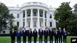 Thủ tướng Việt Nam Phạm Minh Chính (thứ 2, trái) và Thủ tướng Campuchia Hun Sen (thứ 4, trái) đã có cuộc gặp riêng khi tham dự Hội nghị cấp cao đặc biệt ASEAN-Hoa Kỳ vào ngày 11/5/2022.