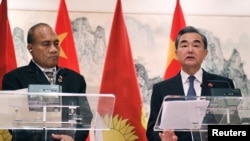 基里巴斯总统塔内希·马茂(Taneti Lightu)与中国外长王毅在联合国一个记者会上(2919年9月27日)。此前,双方决定恢复外交关系。