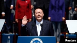 韩国总统尹锡悦2022年5月10日在国会前的一个仪式上宣誓就职。(路透社)