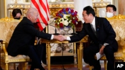 美国总统拜登与日本首相岸田文雄在东京举行美日峰会期间握手。(2022年5月23日)